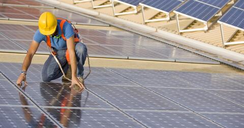 Pořiďte si i vy na střechu firmy vlastní solární panely